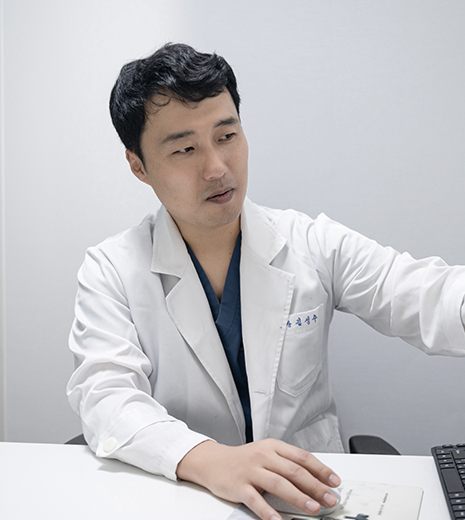 하루임플치과에서 CT 영상을 보며 치료 계획을 설명하는 모습