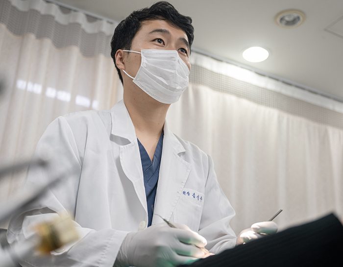 전신질환 동반 환자 상담 중인 하루임플치과 대표원장
