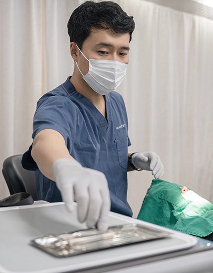 하루임플치과김성수 대표원장 임플란트 진료 장면
